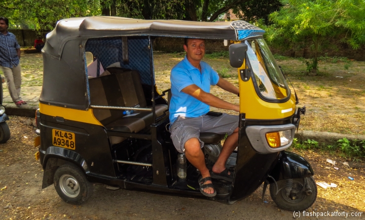 flashpacker-in-auto-rickshaw-fort-kochi