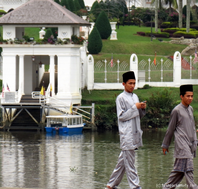 malay-traditional-dress-kuching-riverbank