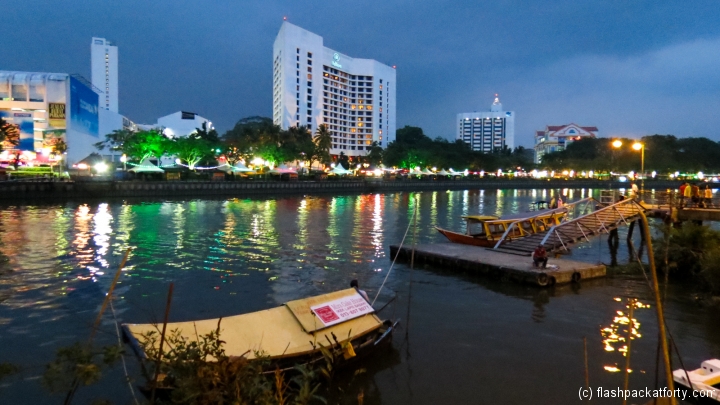 night-river-scene-kuching