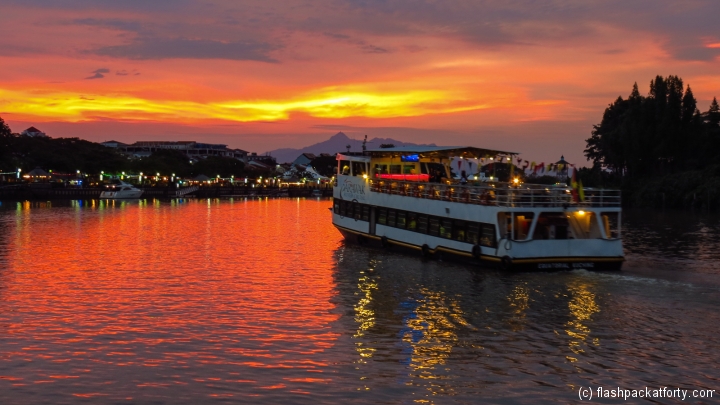 tour-boat-and-sunset-kuching-river