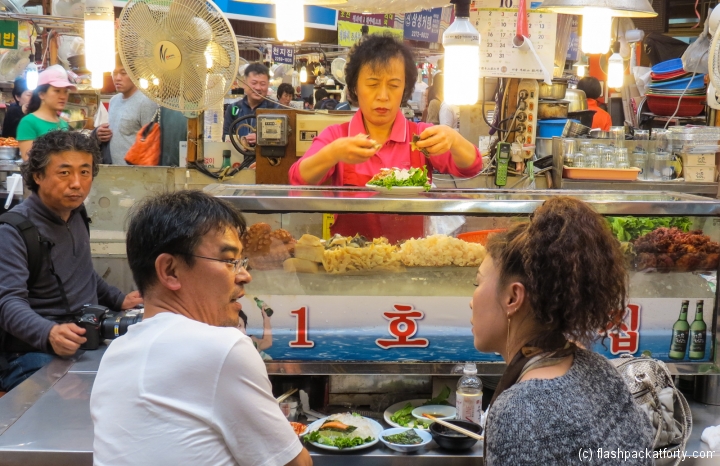 seating-and-eating-seould-market-food