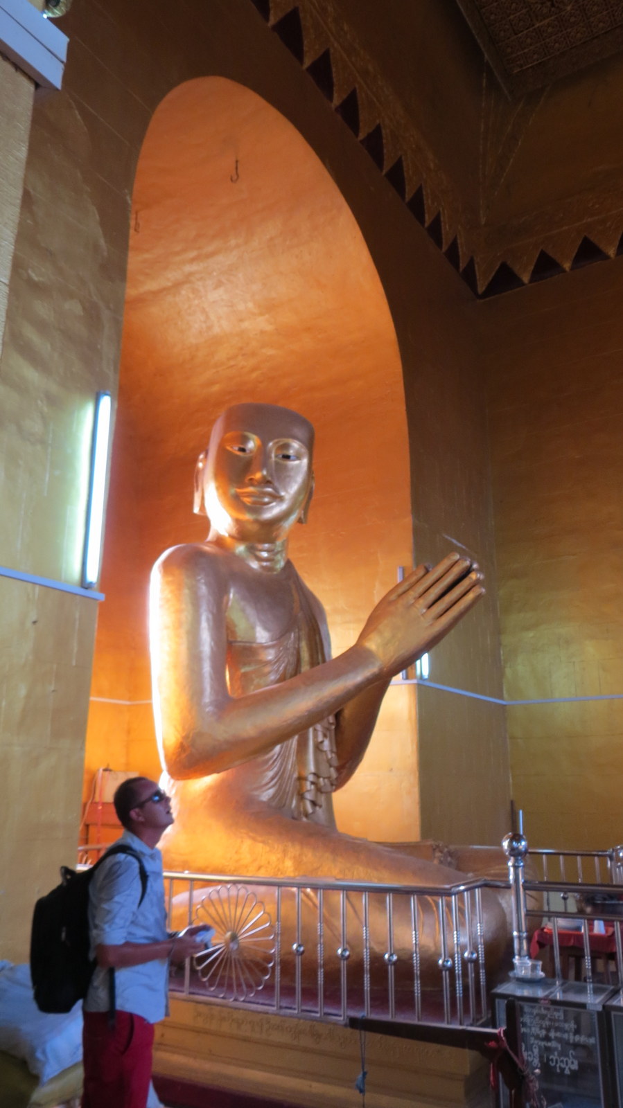 mandalay-hill-praying-buddha