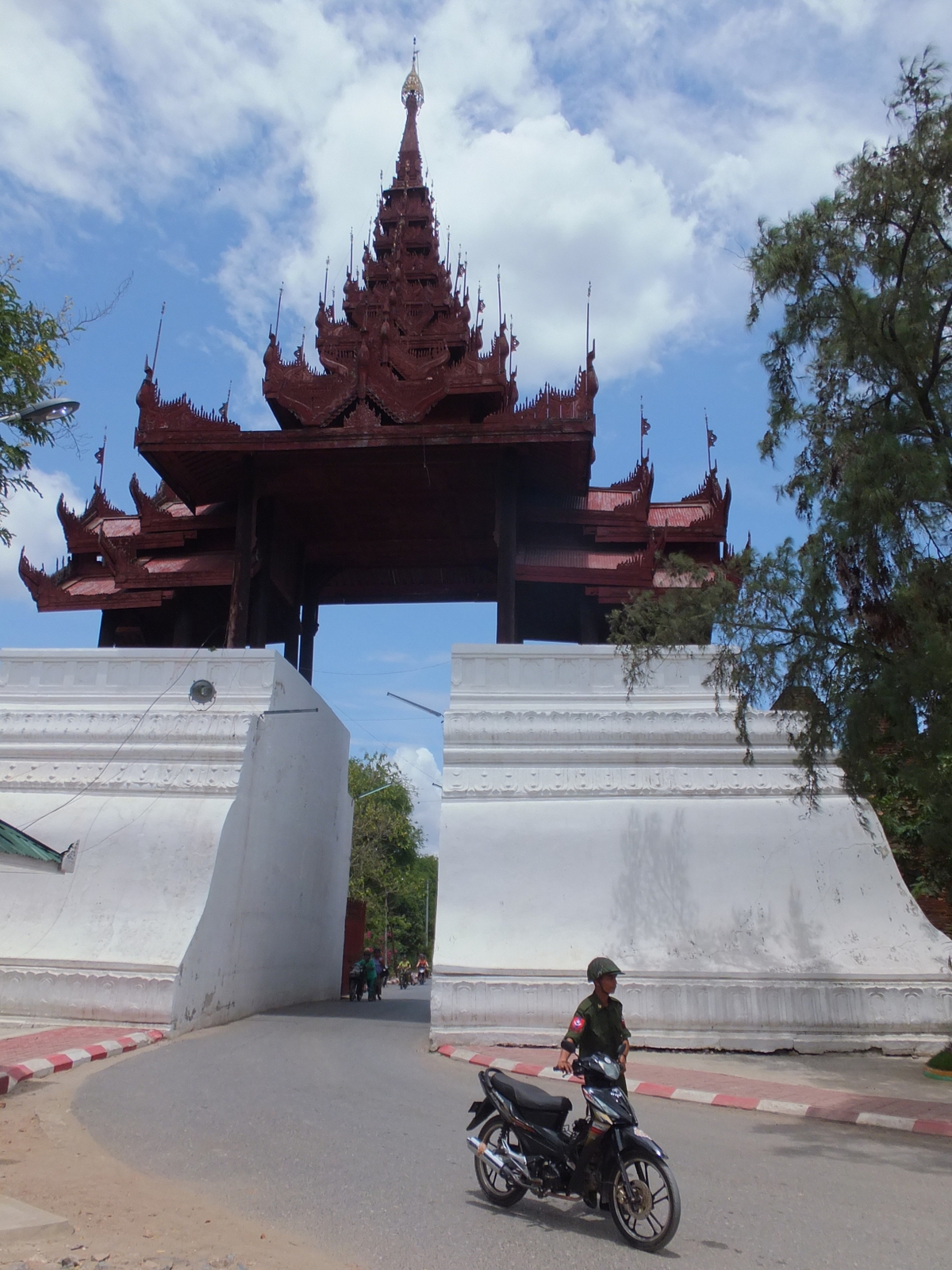 mandalay-palace-west-gate