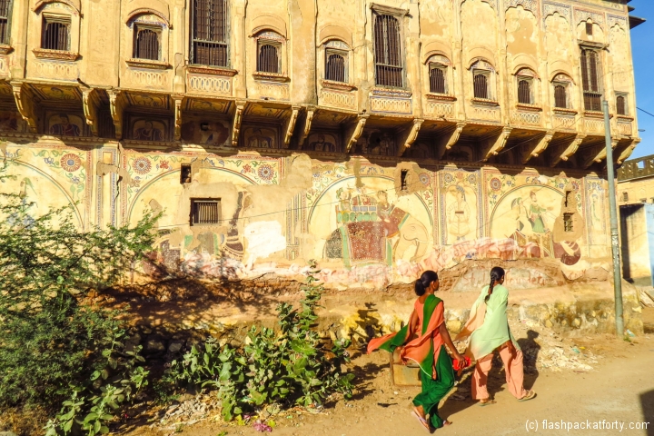 mandawa-women-and-building