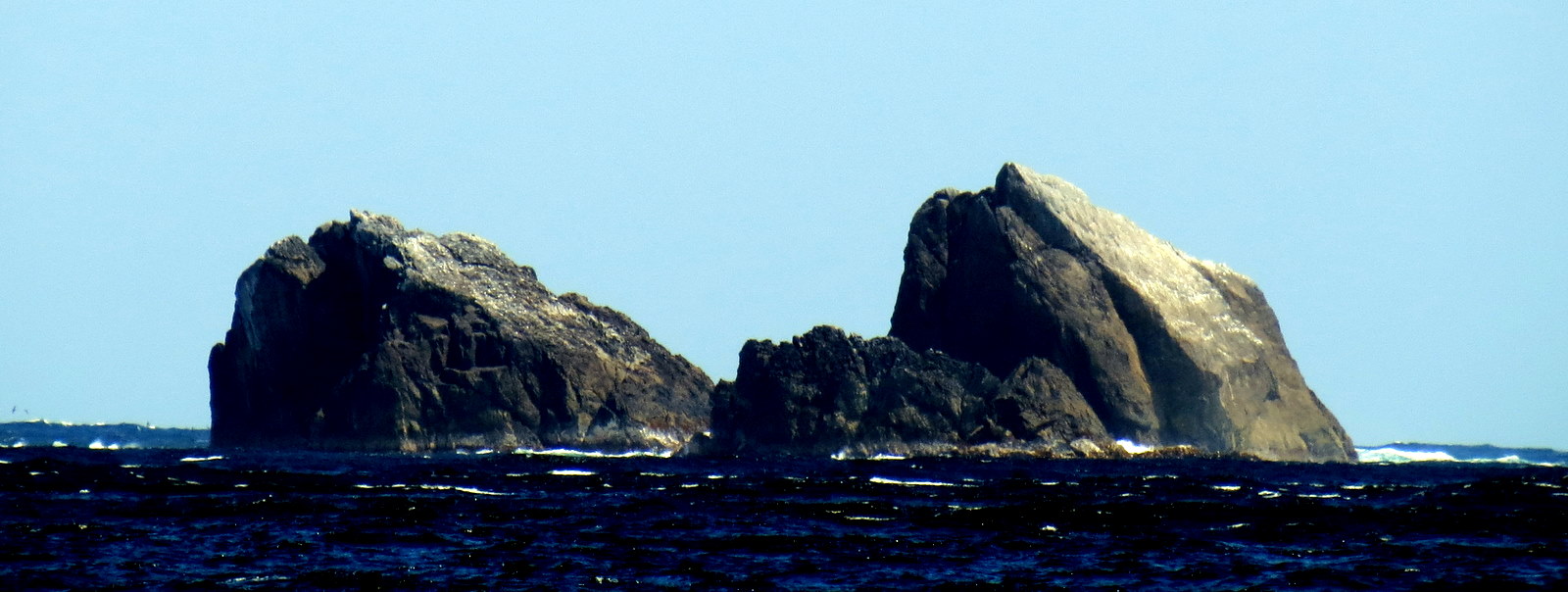 milford-tasmen-sea-rocks