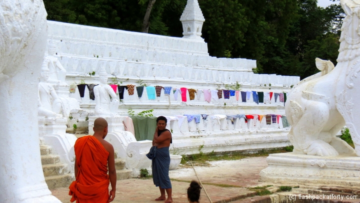 settawya-paya-mingun-washing-monk