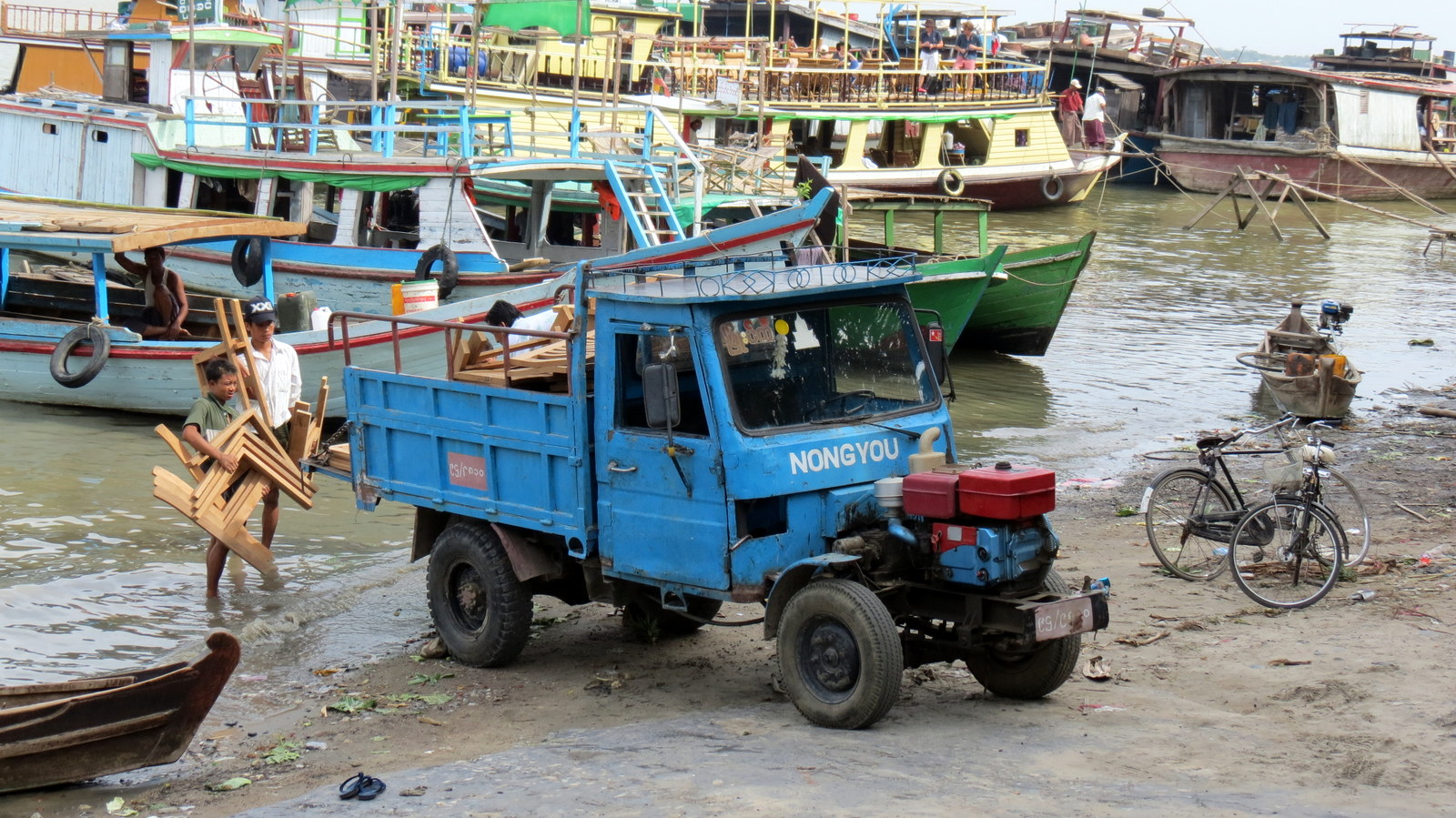 mingun-ferry-loading-goods