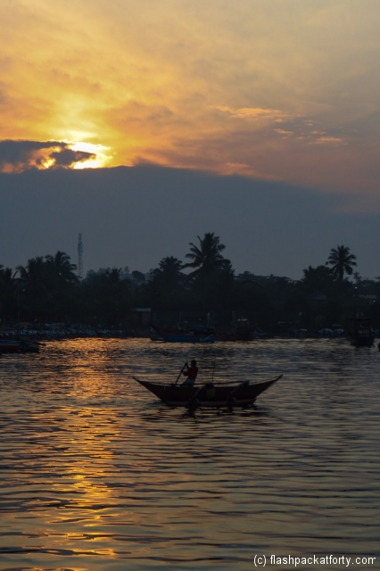 mirissa-sunrise-and-boat