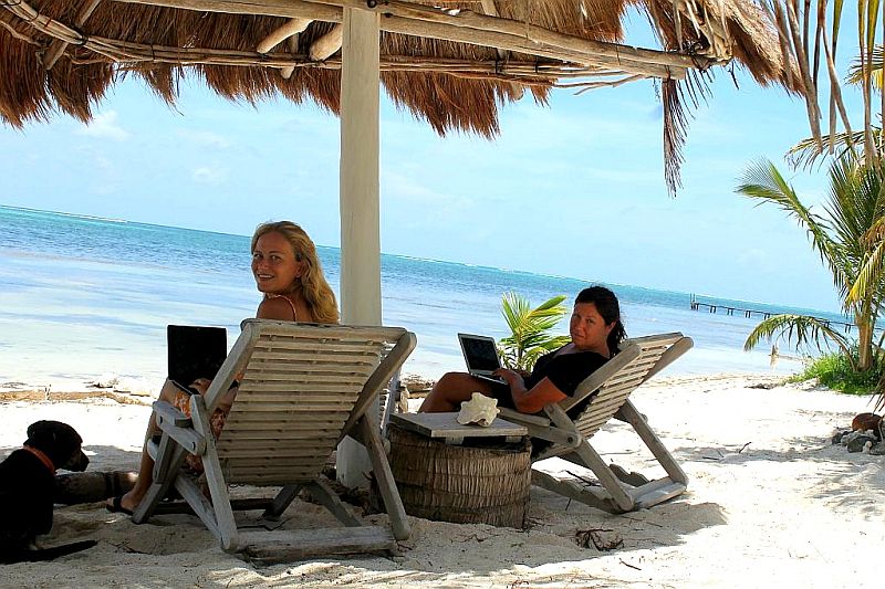 dani-and-jess-in-their-digital-nomad-office-in-mexico
