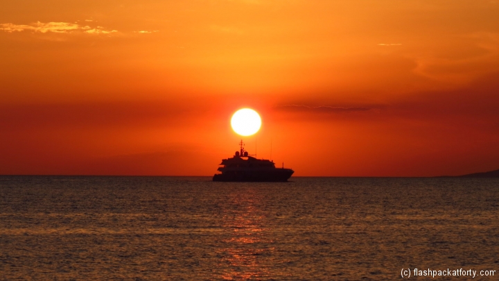 mykonos-central-boat-sunset