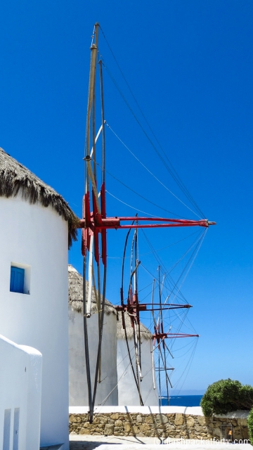 mykonos-windmills-side-on