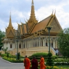 monks-royal-palace-phnom-penh