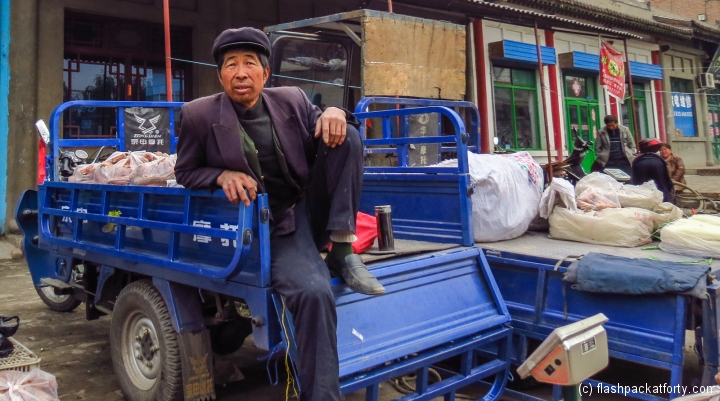 pingyao-market-trader-relaxing