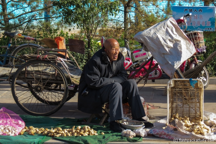 selling-his-fruit-pingyao-market-china