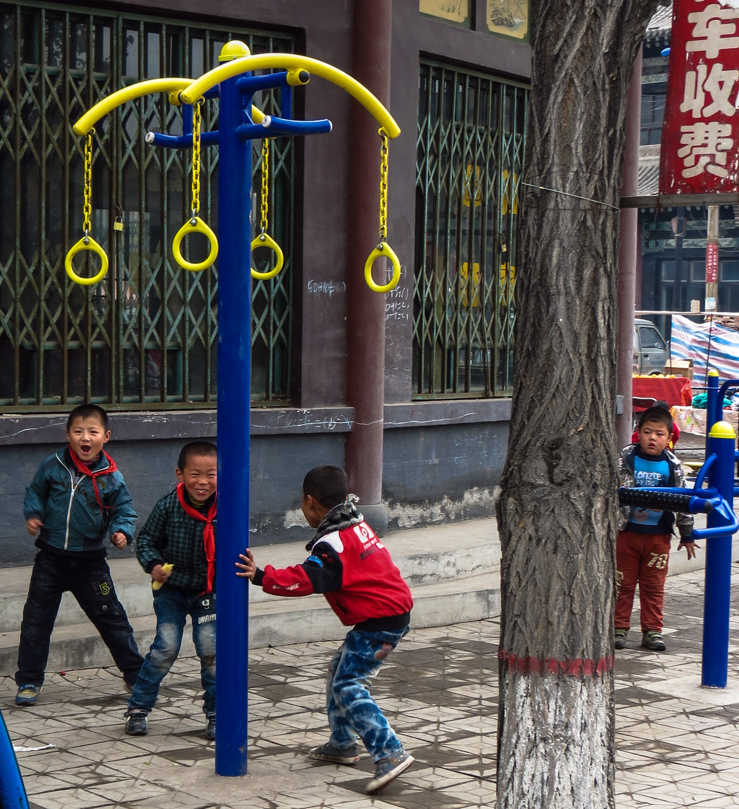 kids-playing-pingyao-market