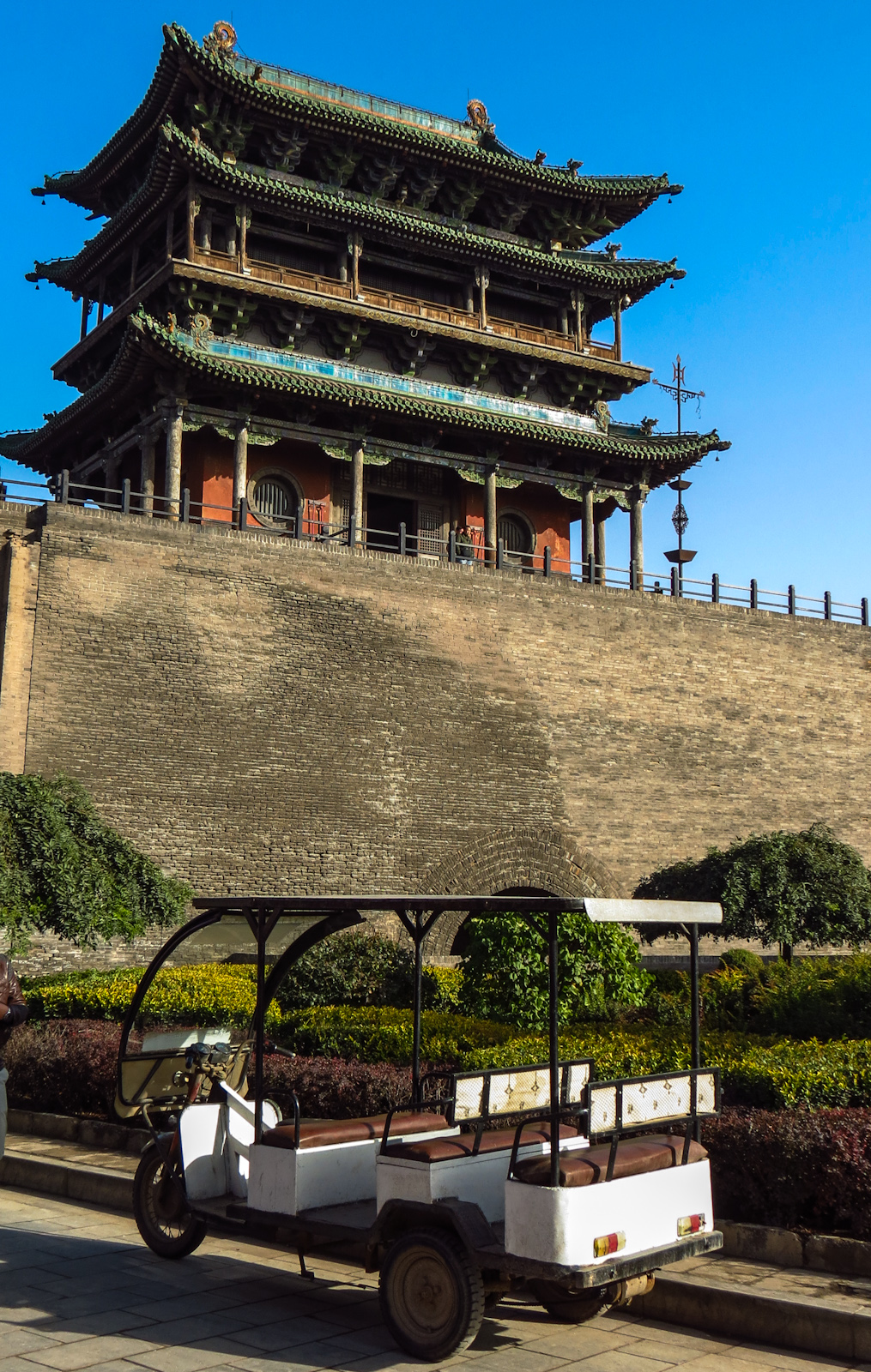 north-gate-pingyao-wall-with-electric-taxi