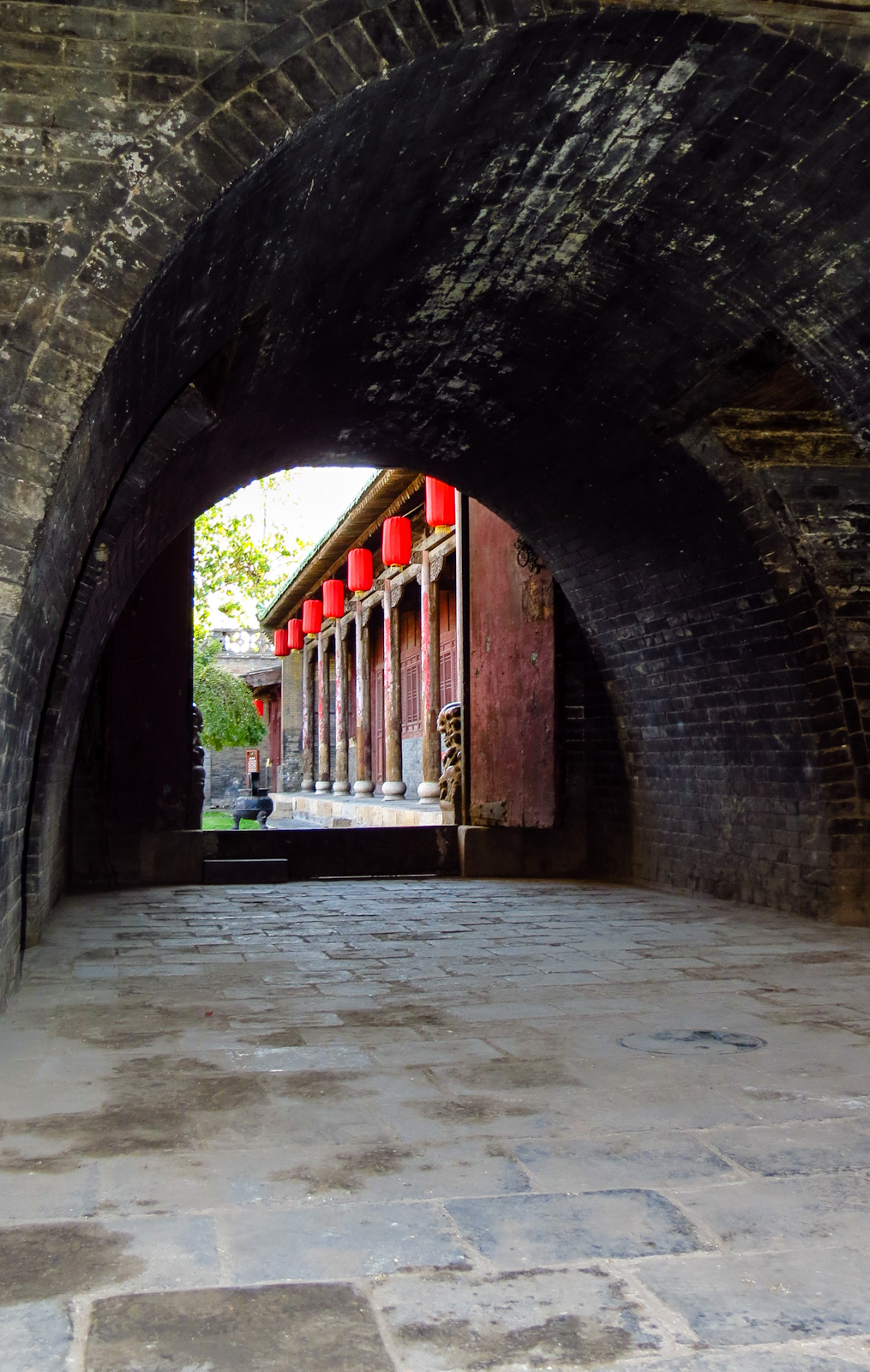 pingyao-archway-and-red-lanterns