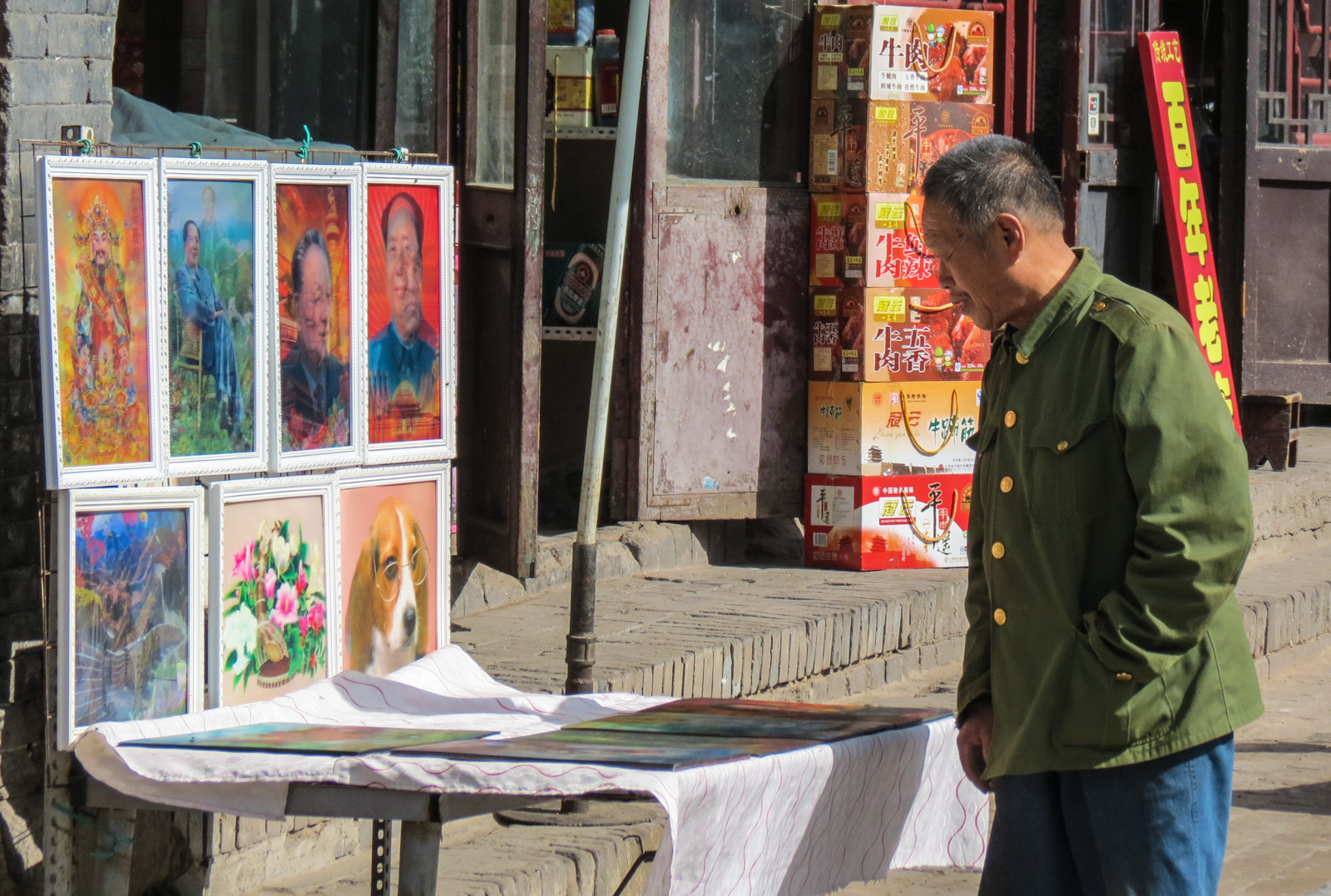 pingyao-art-for-sale-with-admirer