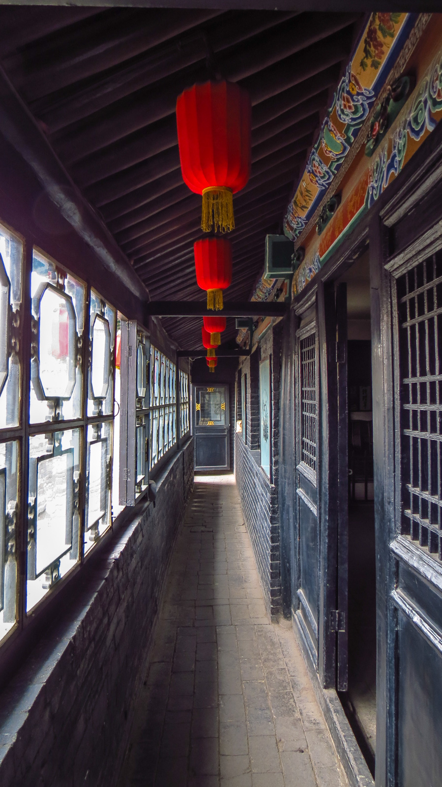 pingyao-corridor-with-lanterns