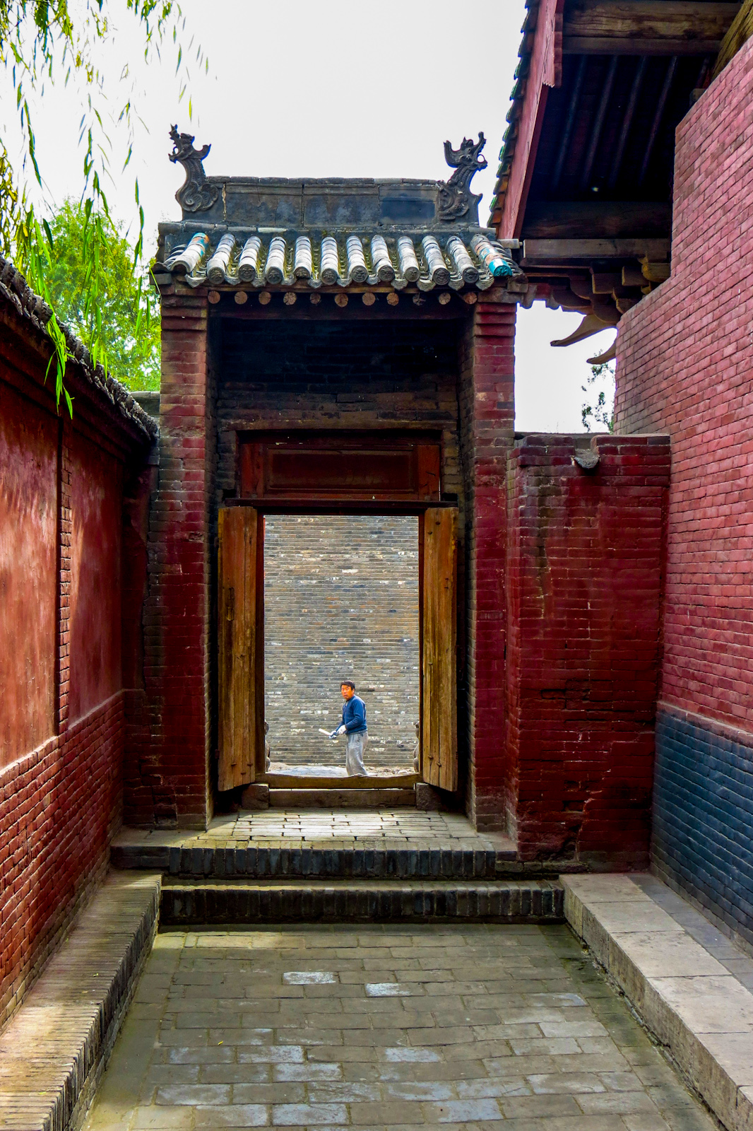 pingyao-doorway-with-man