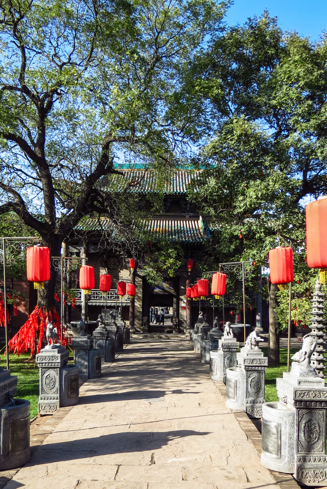 pingyao-lantern-entrance-to-temple