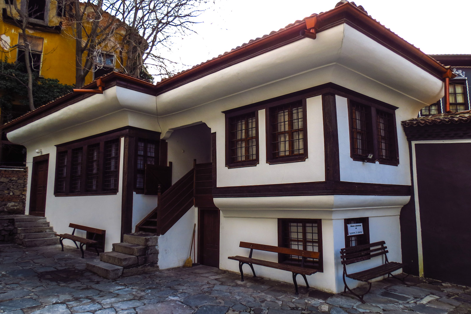 old-curved-building-plovdiv