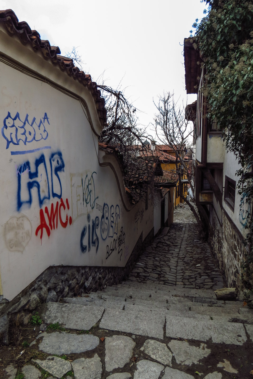 walkway-and-grafitti-plovdiv