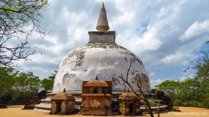 polonnaruwa-stupa-white