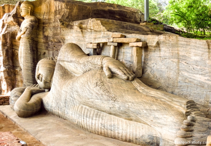 sleeping-and-standing-buddha-polonnaruwa