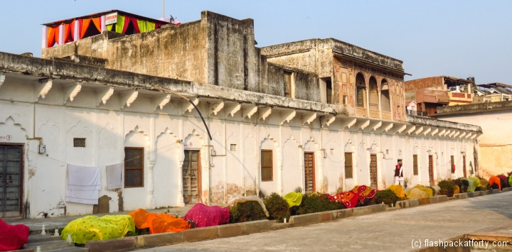 pushkar-sari-drying-and-building