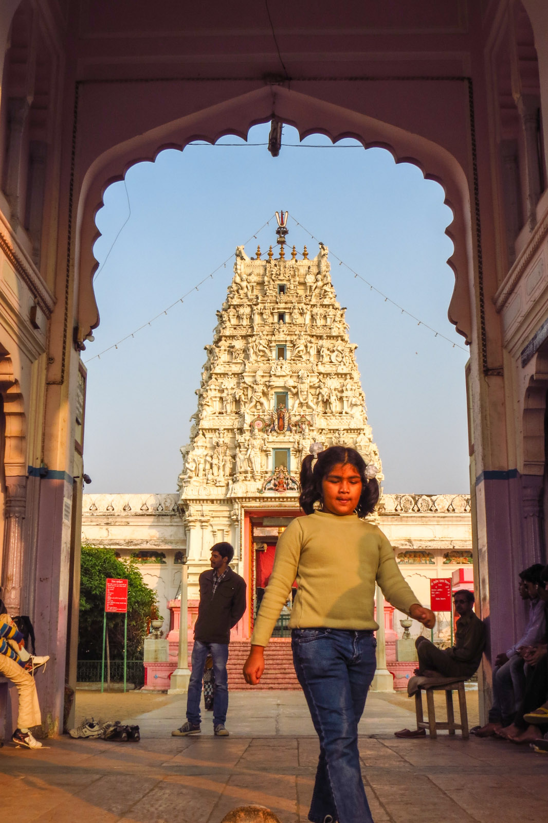 pushkar-temple-and-young-girl