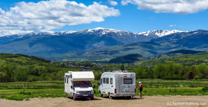 campers-at-driving-france-pyrenees