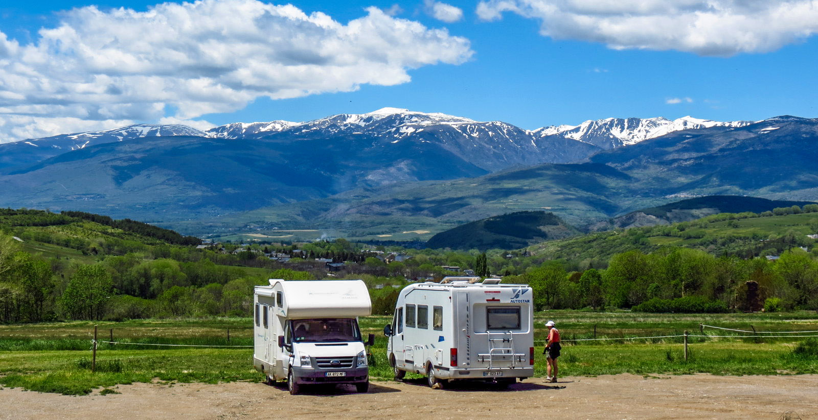 campers-at-driving-france-pyrenees