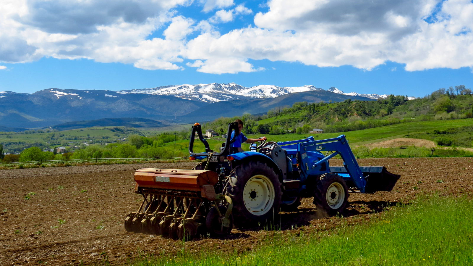 tractor-and-field-les-bains-de-llo-pyrenees