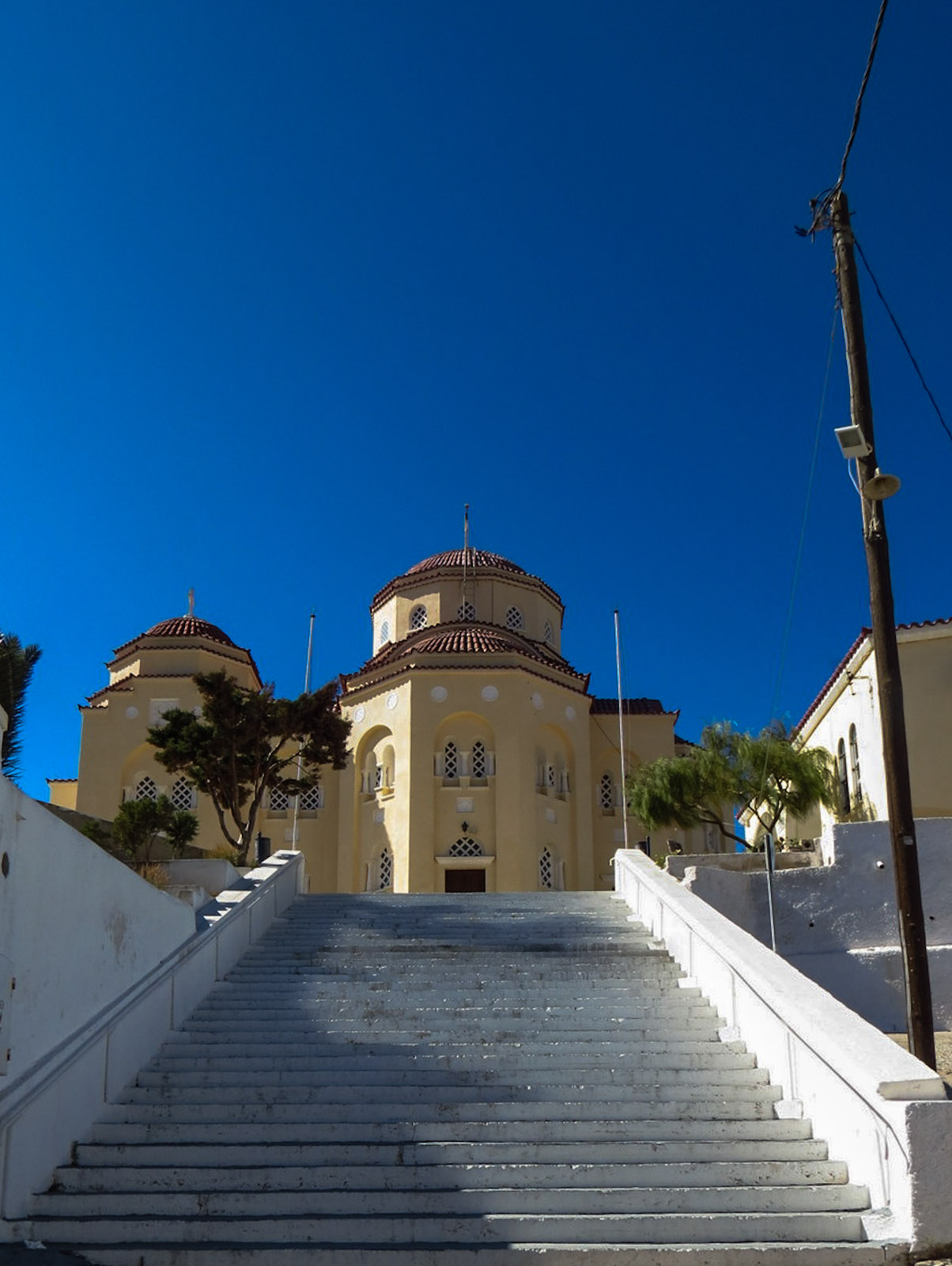 exo-gonia-church-santorini-stairs