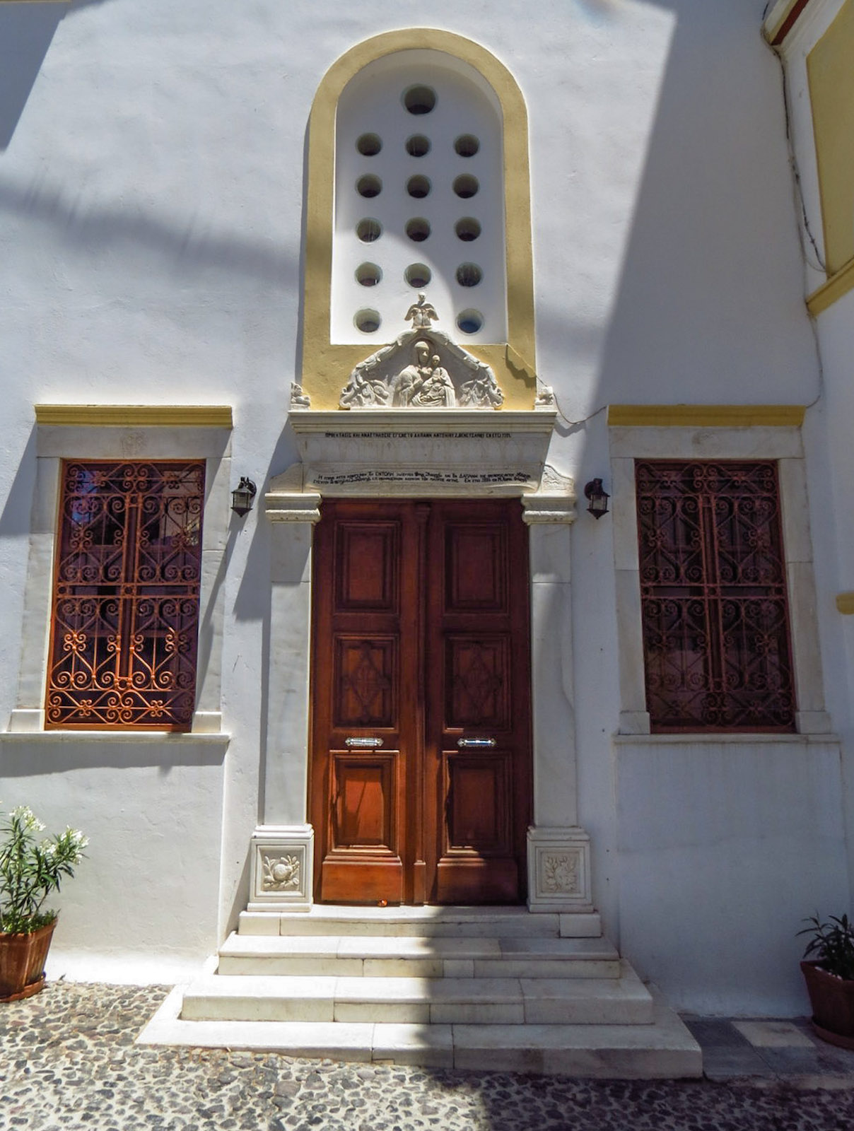 megalochori-doorway-santorini
