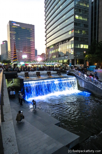 cheonggyecheon-stream-waterfall-at-dusk