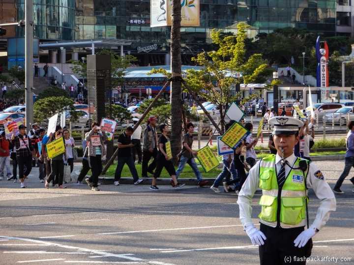 seoul-demonstration-policeman