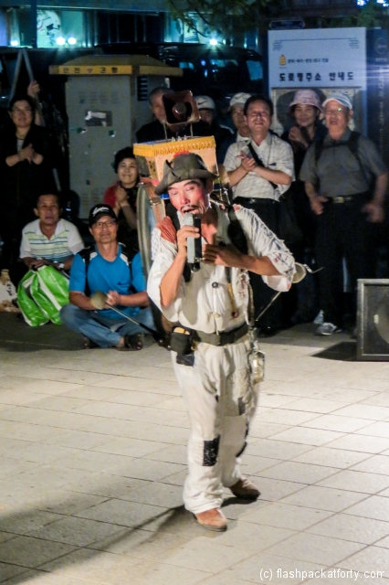 seoul-street-performer