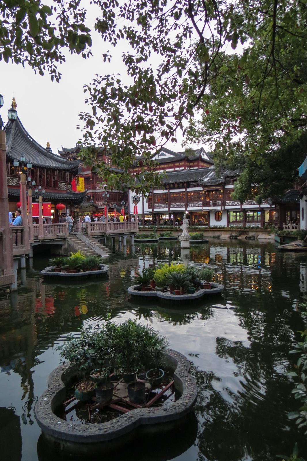 yu-yuan-garden-market-pond