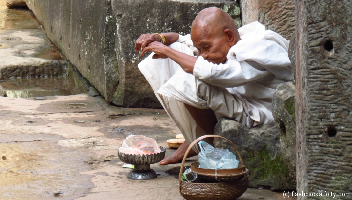 portrait-monk-in-angkor-temples