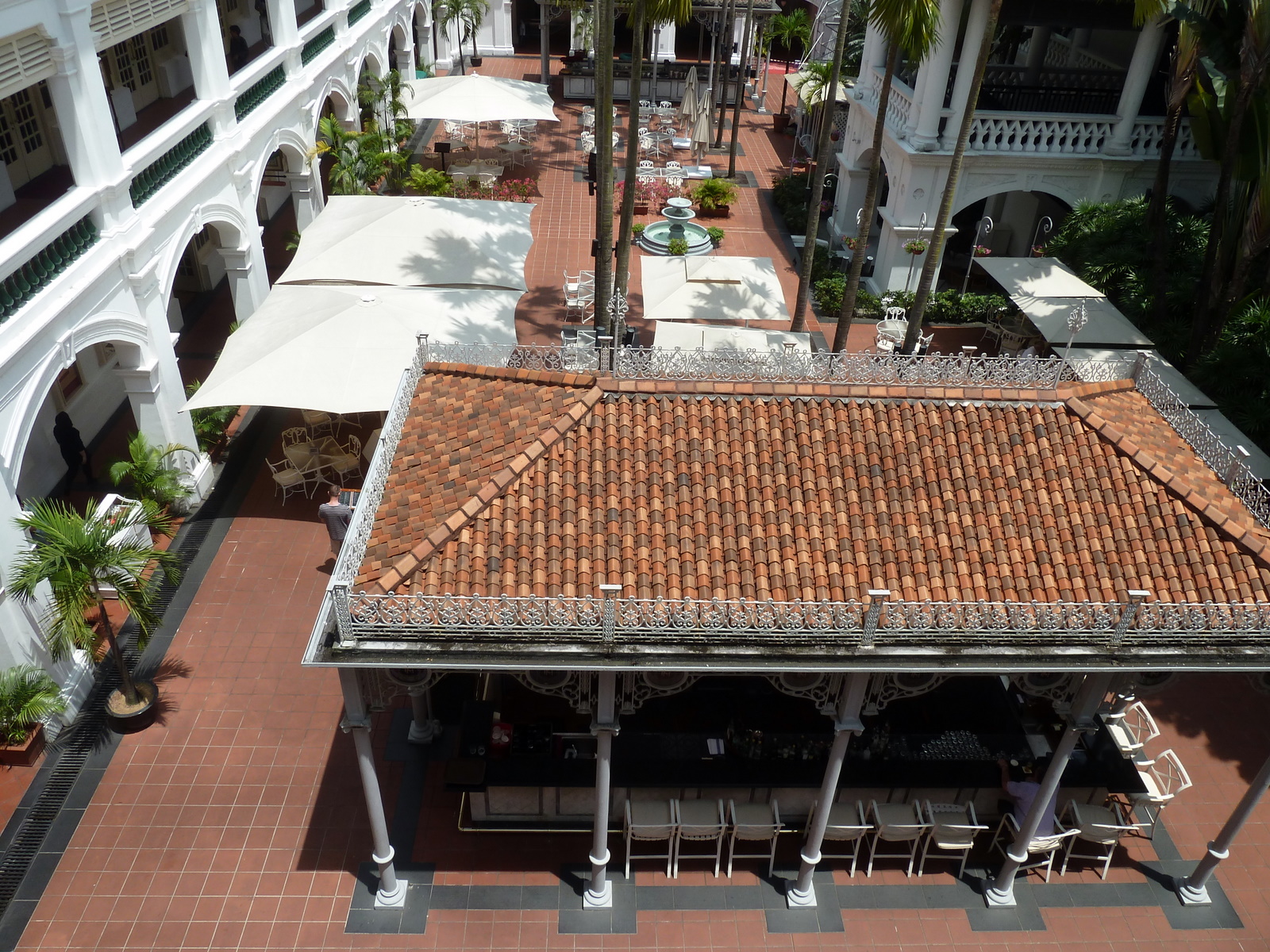 courtyard-bar-raffles-singapore