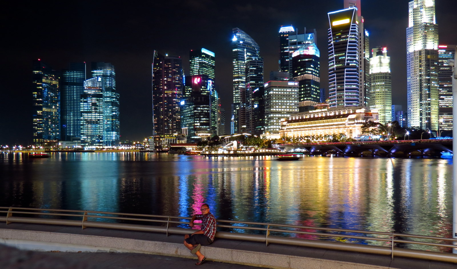 marina-bay-singapore-night-scene-water-reflections