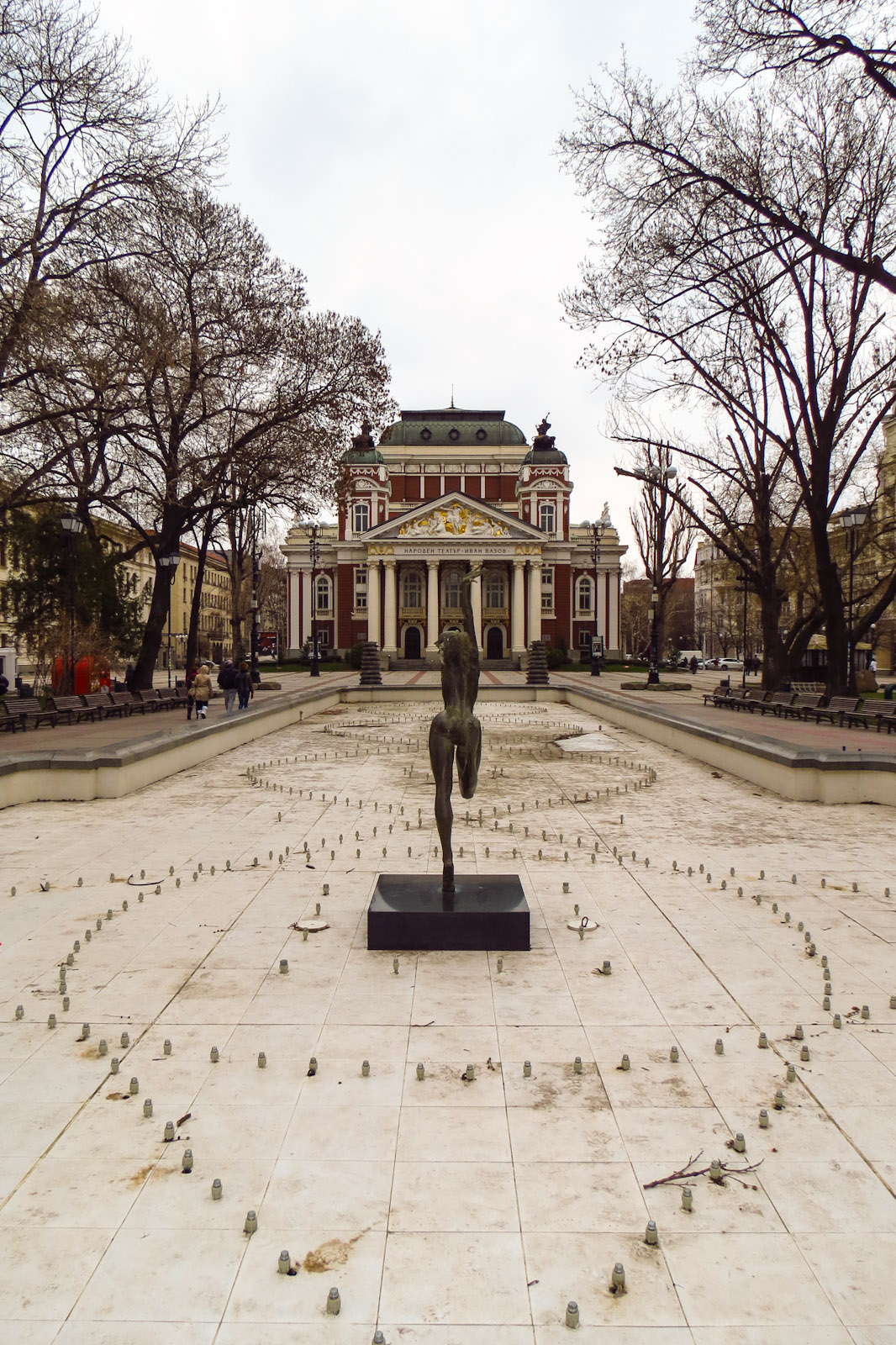 ivan-vazov-theatre-and-empty-fountain