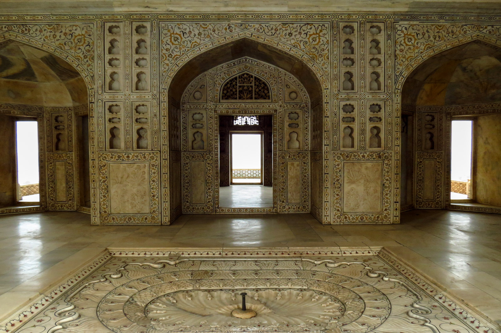 marble-toom-detail-agra-fort-india