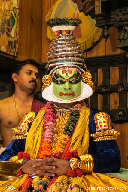 lord-vishna-seated-kathakali-performance-fort-cochin