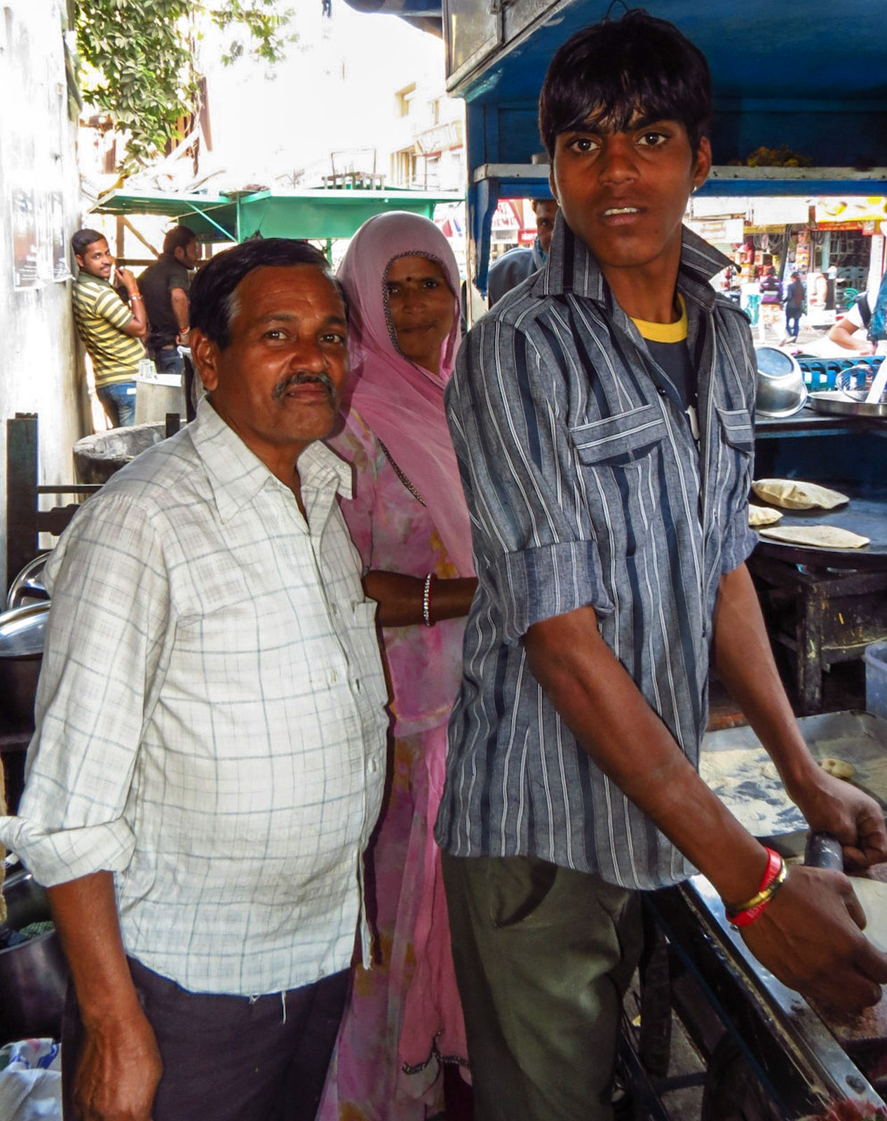 chapati-stall-family-portrait-udaipur