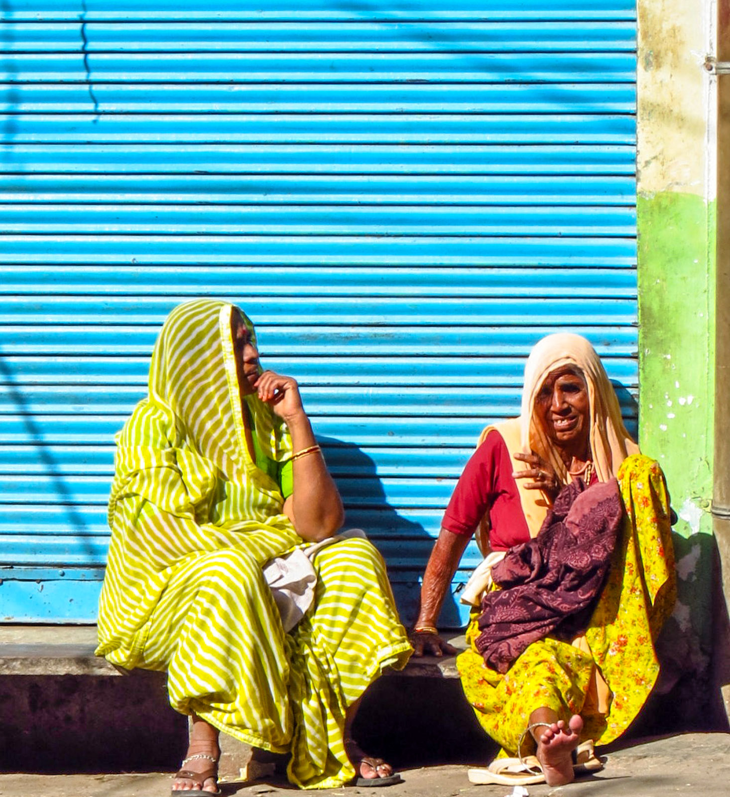 ladies-chatting-udaipur