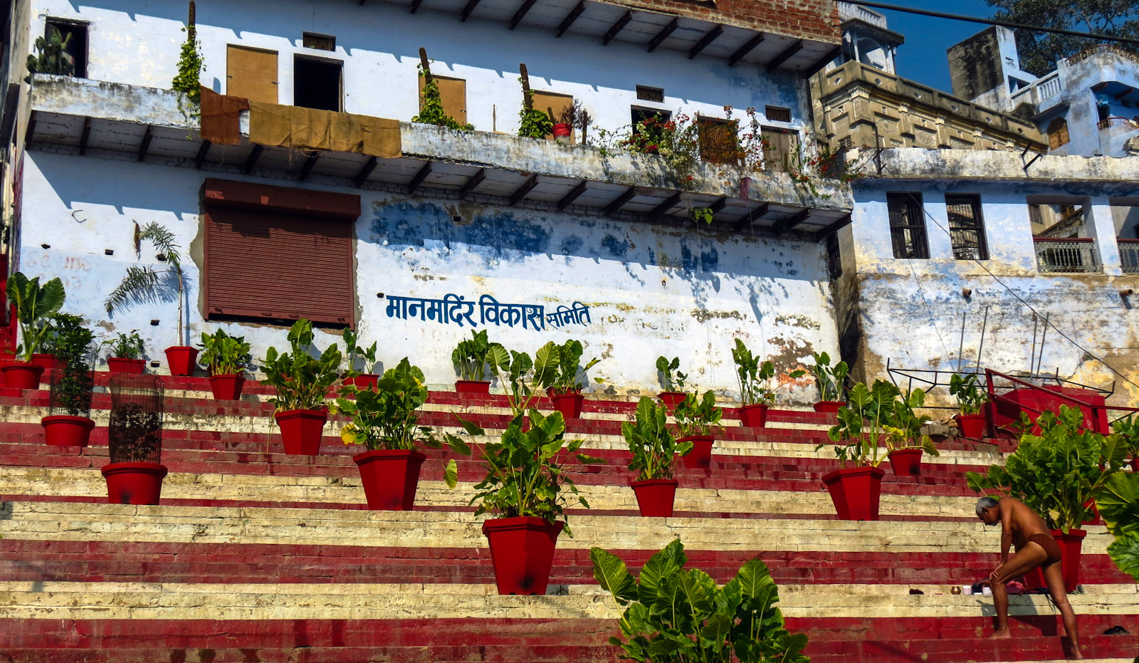 flower-pots-and-blue-buildings-varanasi-ghats