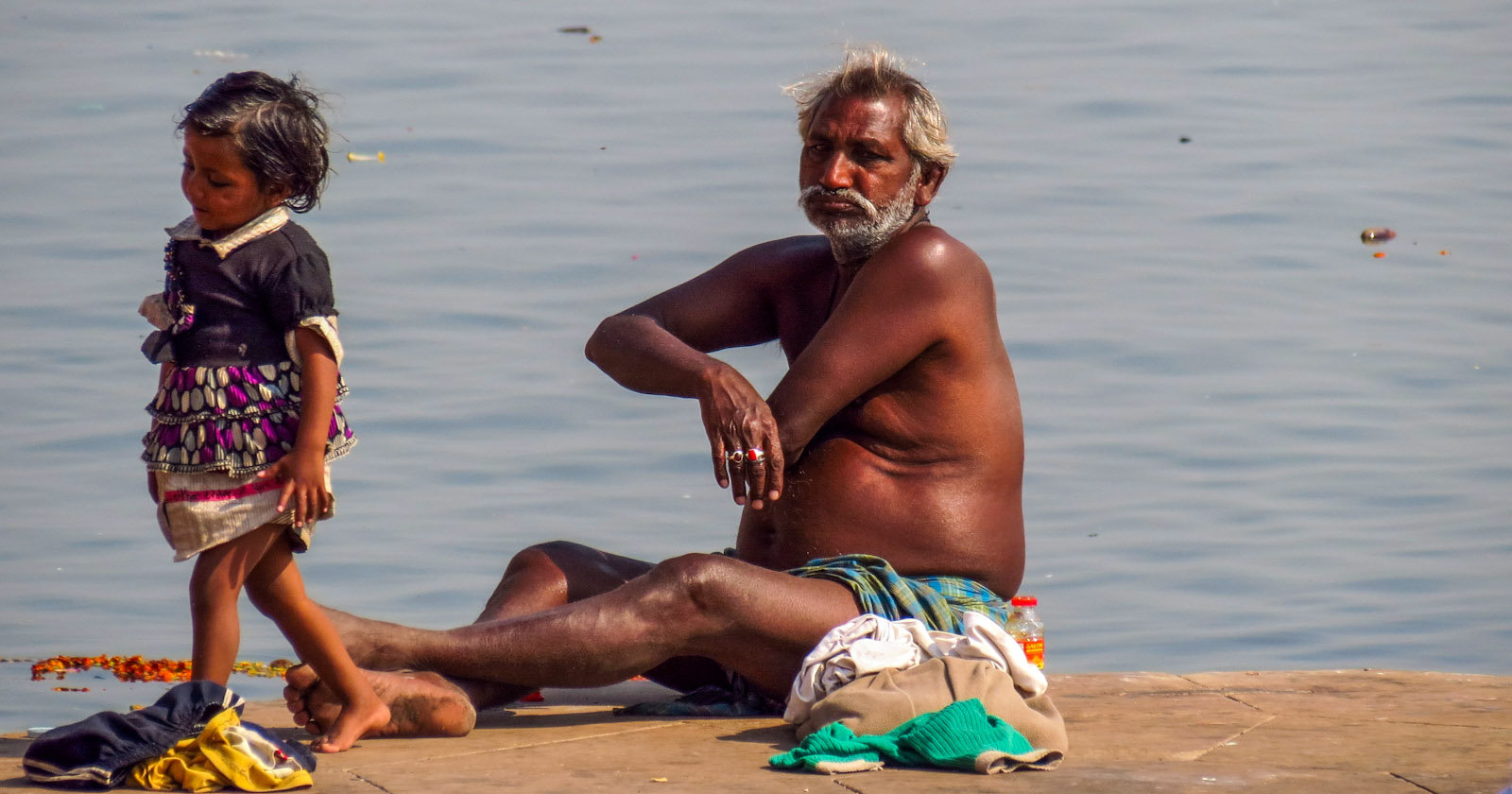 grandfather-and-child-varanasi-bathing-ghats